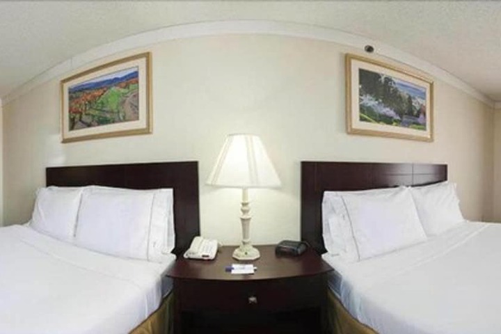 Holiday Inn Express & Suites Plainview by IHG
