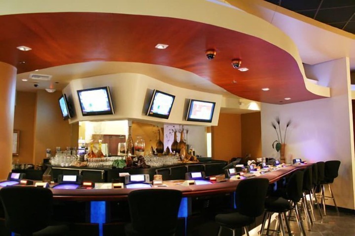 Lounge 17 of 24