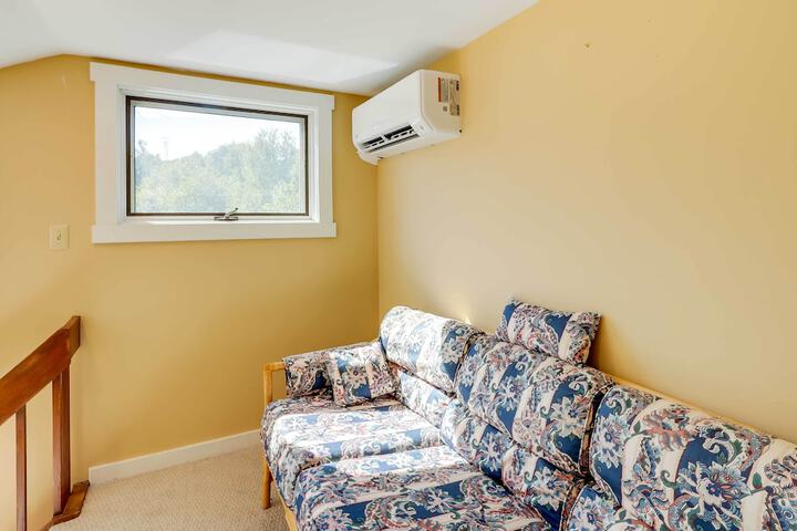 Spacious Woodbury Home w / Pool + Hot Tub!