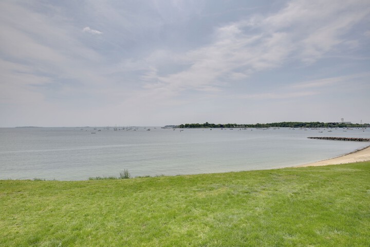 Quaint Beverly Townhome: Walk to Beach & Downtown!