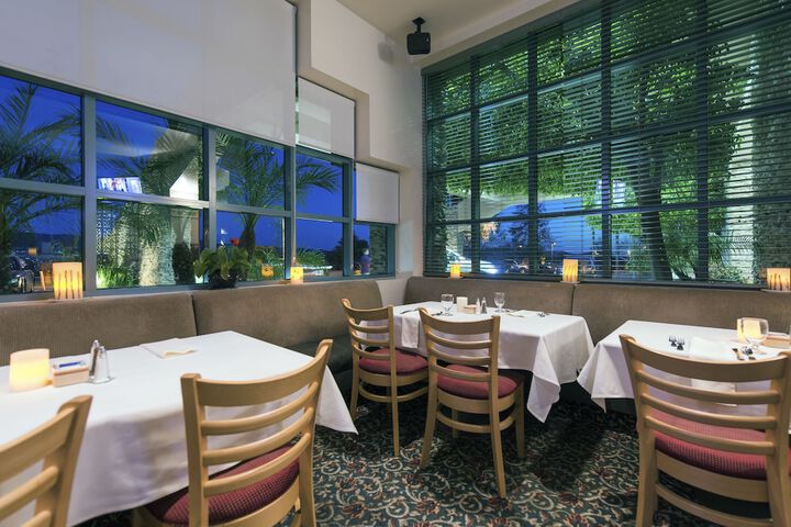 Dining 22 of 34