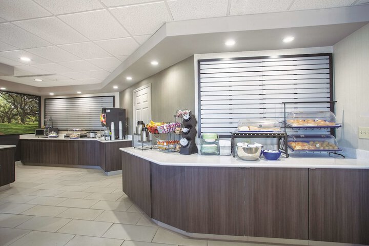 La Quinta Inn & Suites by Wyndham Jackson Airport / Pearl
