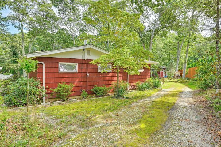 Walk to Beach: Long Island Wine Country Home!