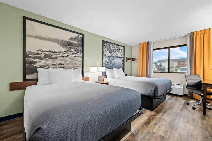 Super 8 by Wyndham Alexandria MN