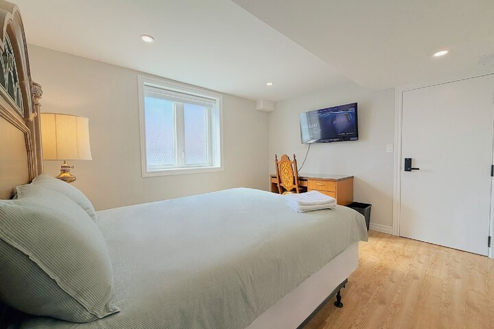 Cozy Rooms in Bright Walkout Suite - Newly Renovated 2026
