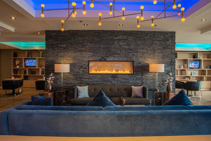Sandman Signature Mississauga Hotel