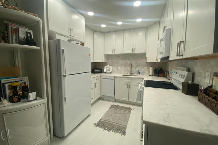 Closest 1BR to Vanderbilt Beach full kitchen with dishwasher, ALL NEW!