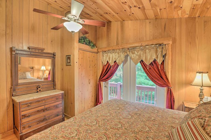 Fletcher Cabin: Wraparound Deck & Pond Access