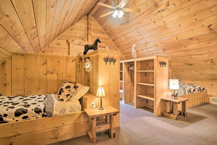 Rustic Rothbury Cabin w / Resort Amenity Access!