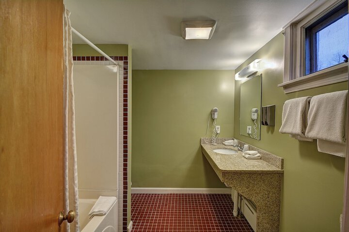 Colonial Motel