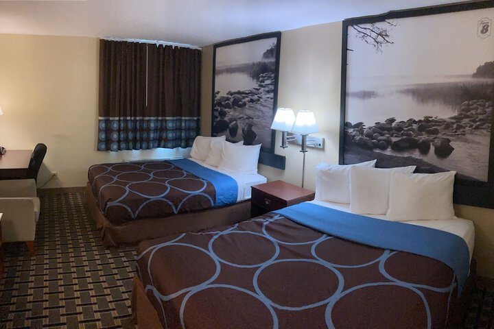 Super 8 by Wyndham Chisago City