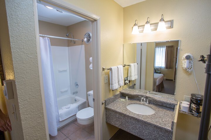 Room 4 of 16