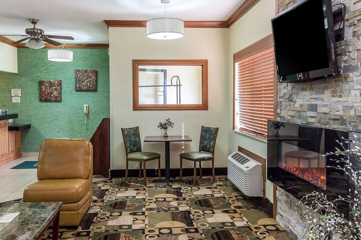 Quality Inn at Collins Road - Cedar Rapids
