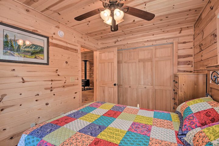 Secluded Cabin w / Deck 13 Miles to Downtown Murphy