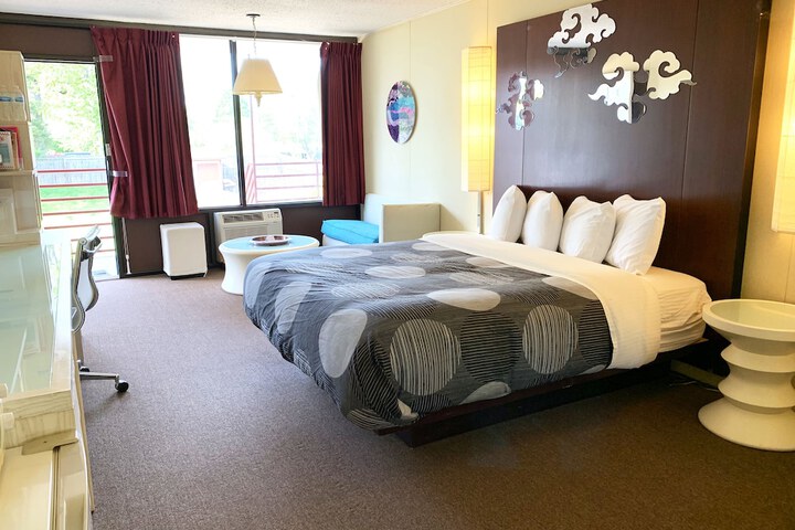 Room 8 of 10