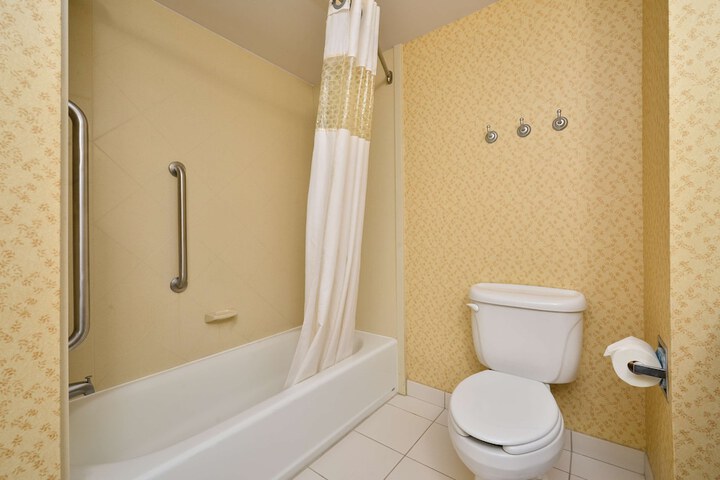 Room 25 of 42