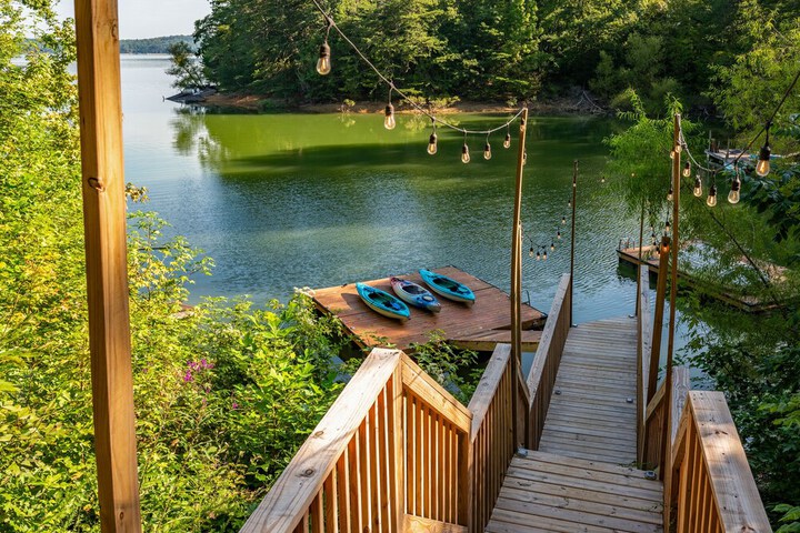 emerald Cove Chalet on Douglas Lake w / Hot Tub!