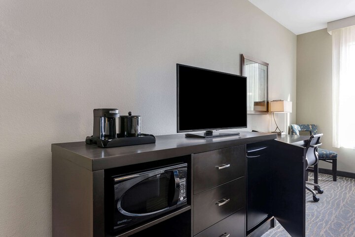 La Quinta Inn & Suites by Wyndham Odessa N. - Sienna Tower