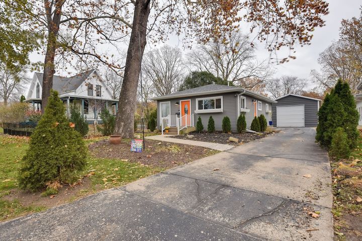 Eclectic Iowa City Cottage w / Fire Pit!