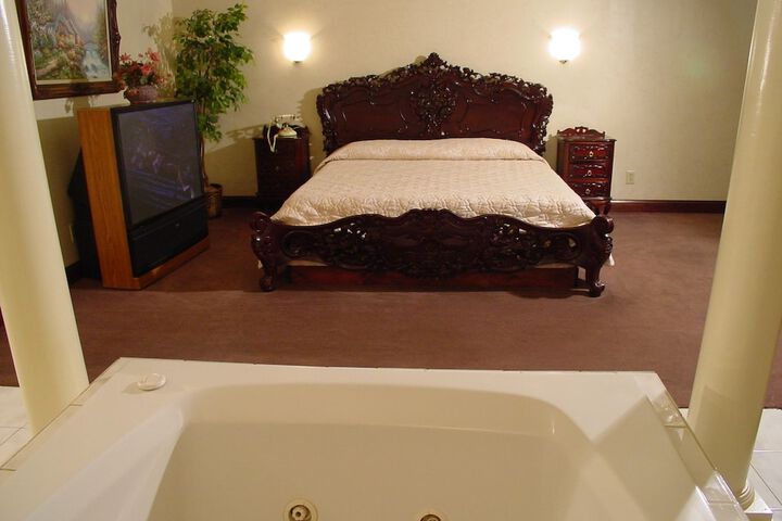 Wildwood Inn Tropical Dome & Theme Suites