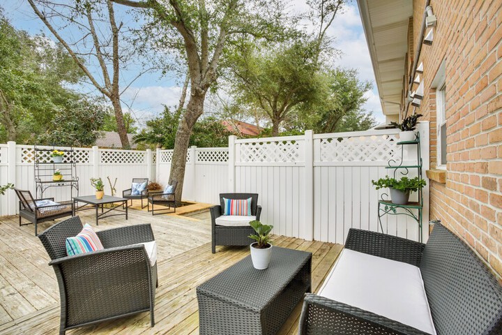 Old Town Bay St. Louis Townhome: Walk to Beach