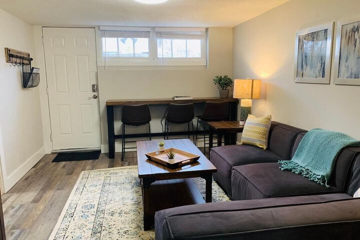 Inviting Bungalow Next to UNC - Free cruiser bikes!