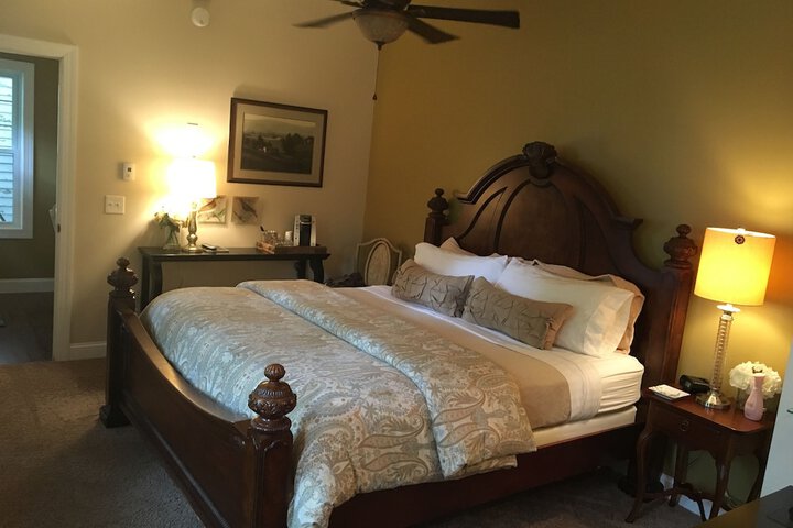 PineCrest Inn