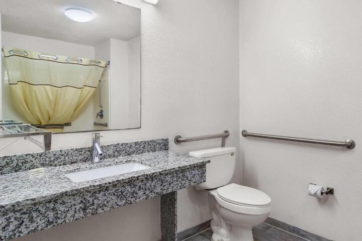 Travelodge Suites by Wyndham MacClenny