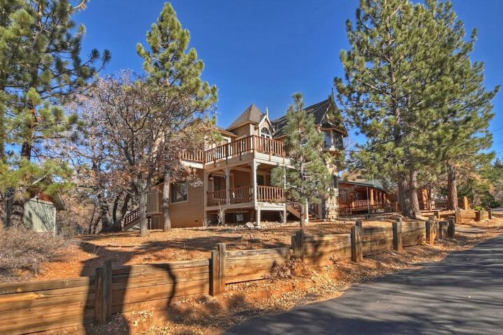 Canyon Castle Mtn Retreat w Hot Tub