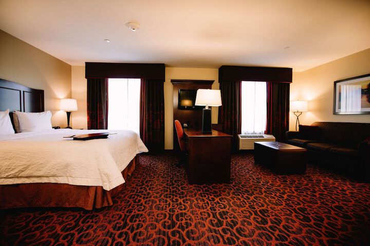 Hampton Inn & Suites Minot Airport