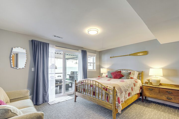 Bayfront Home w / Private Beach in Poulsbo!