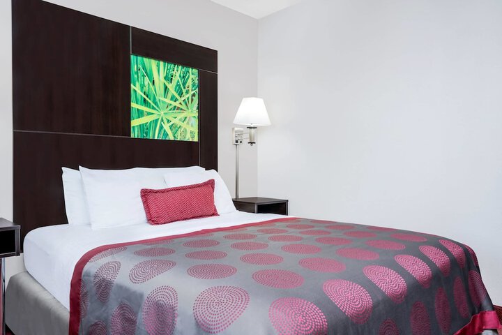 Room 10 of 32