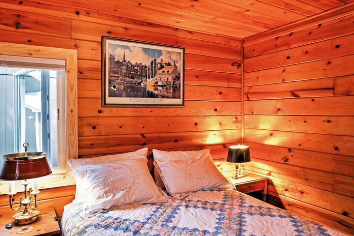 Newport Cabin w / Lakefront Private Porch & Grill!
