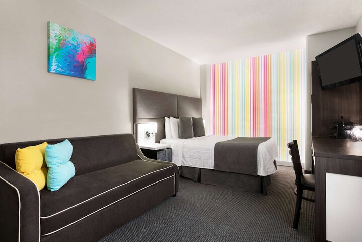 Room 33 of 74
