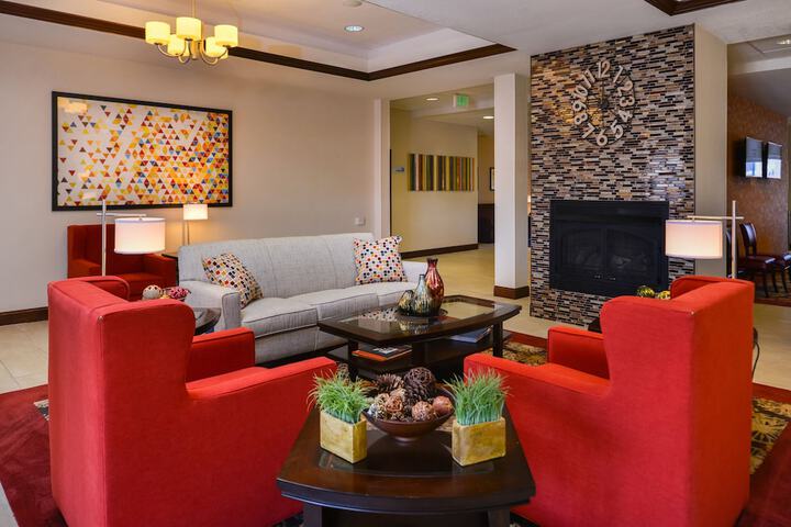 Holiday Inn Express Hotel & Suites Pittsburg by IHG