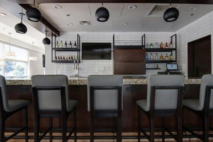 Lounge 34 of 40
