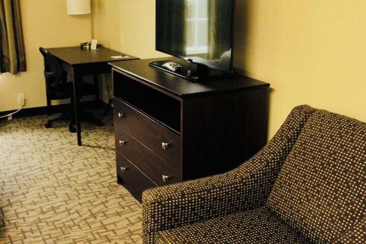 Cobblestone Hotel & Suites – Devils Lake
