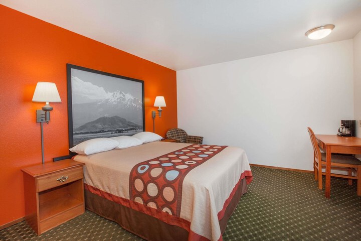 Room 10 of 12