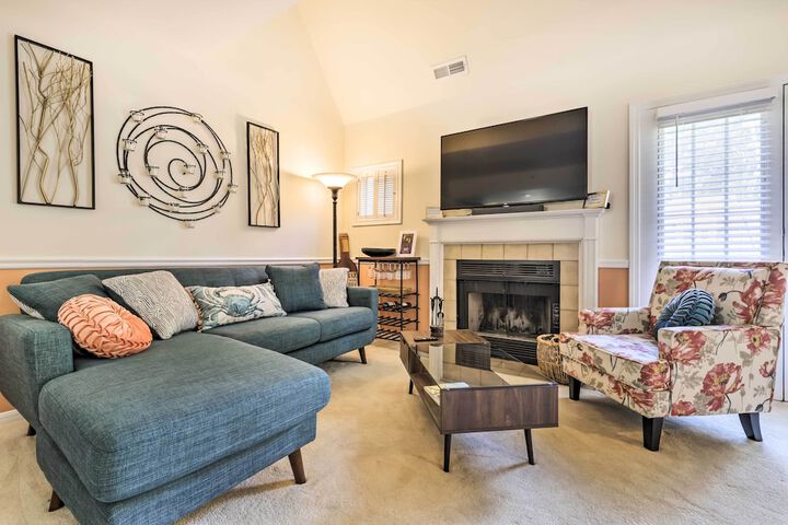 Lovely Norwich Villa on Golf Course w / Amenities!