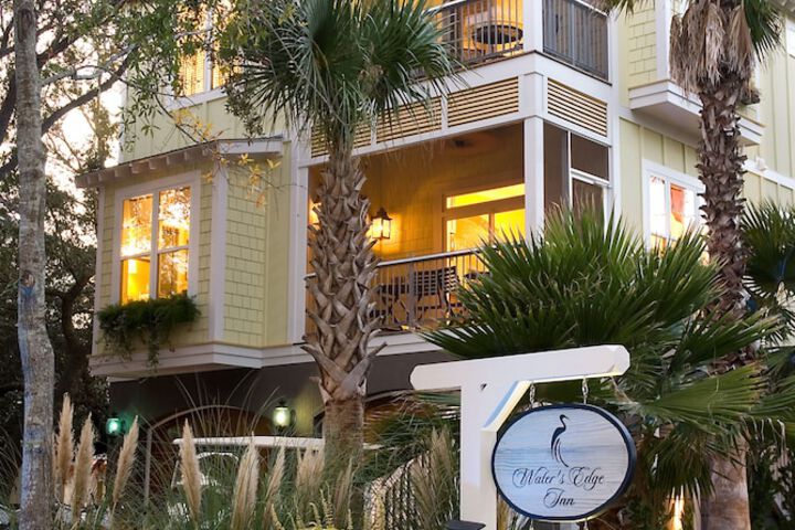 Waters Edge Inn - Adults Only