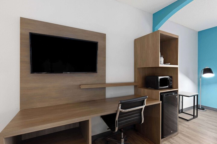 Room 10 of 30
