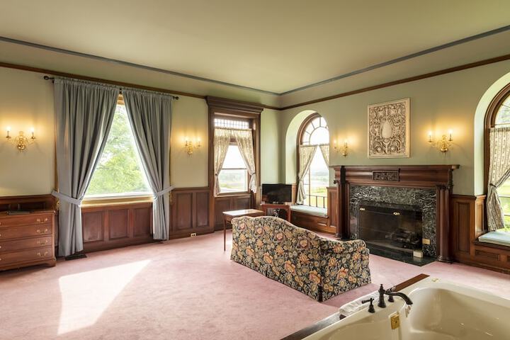 White Springs Manor a Belhurst Property