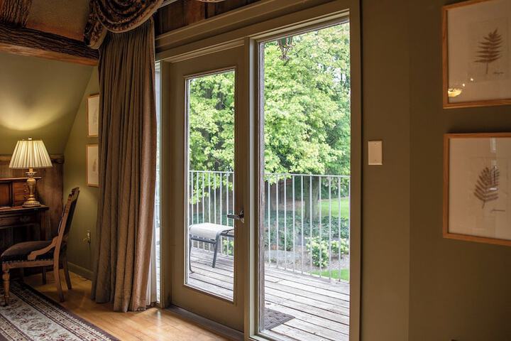 Twin Pine Manor Bed & Breakfast
