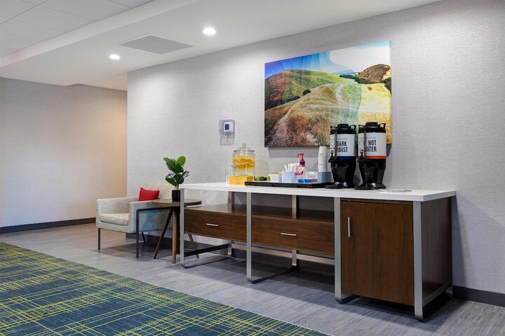 Hampton Inn & Suites Marina