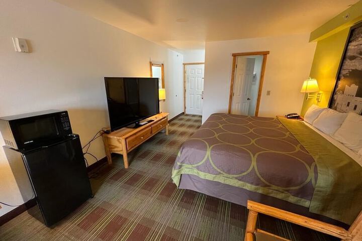 Room 4 of 28