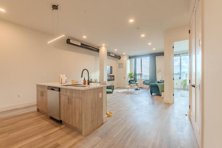Emerald Escape Free Parking, 2 Bath, Sleeps 8 Near American Dream and The Airport, King Bed and 2 Queen Beds, Washer and Dryer
