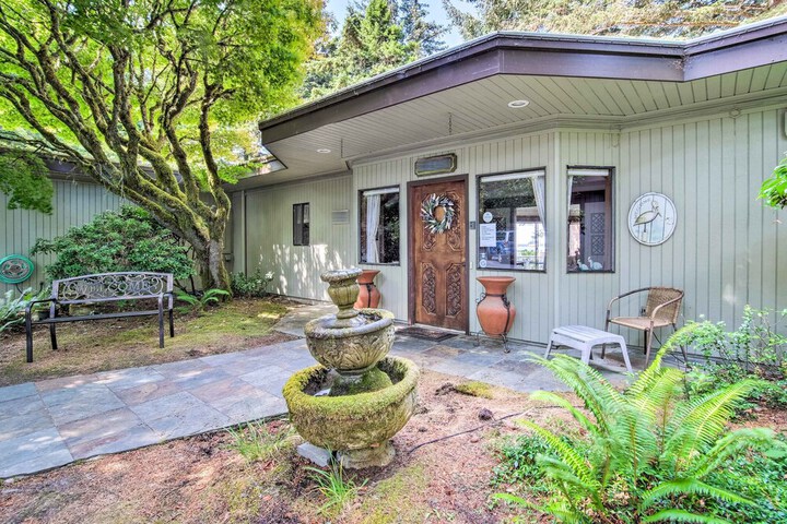 Enchanting Coos Bay Sanctuary w / Lush Views!