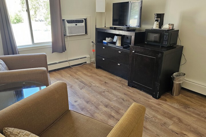 H & H Motor Lodge