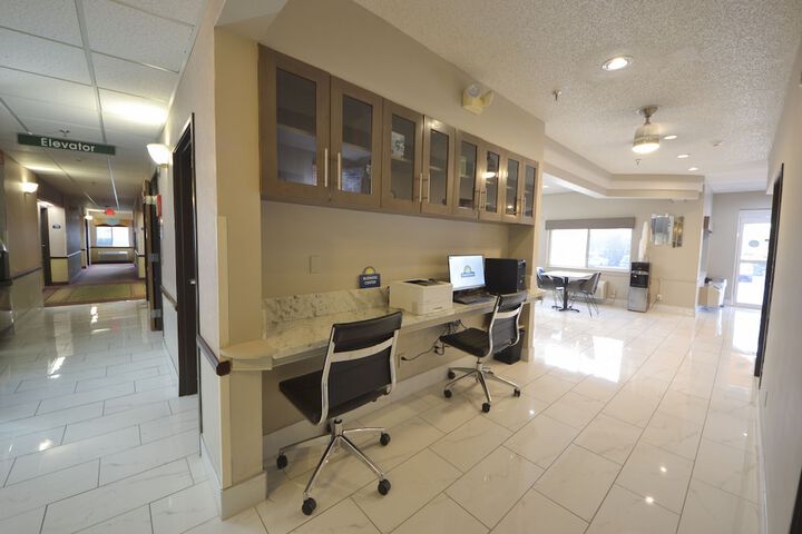 Business Center 42 of 45
