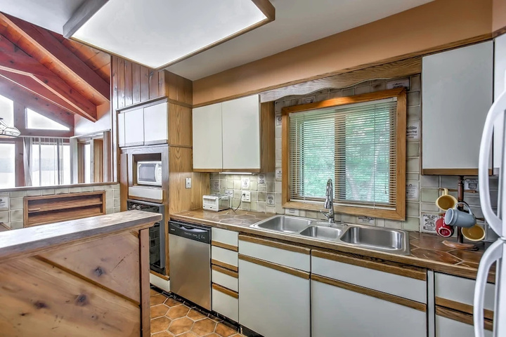 438midsu 4 Bedroom Home
